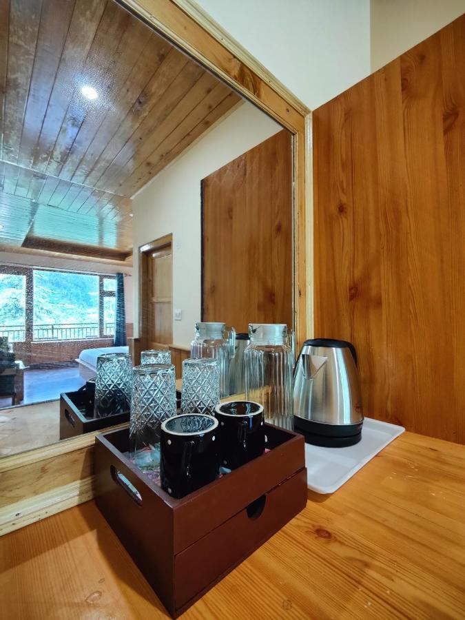 The Woodpecker Inn & Cafe, Jibhi Exterior foto