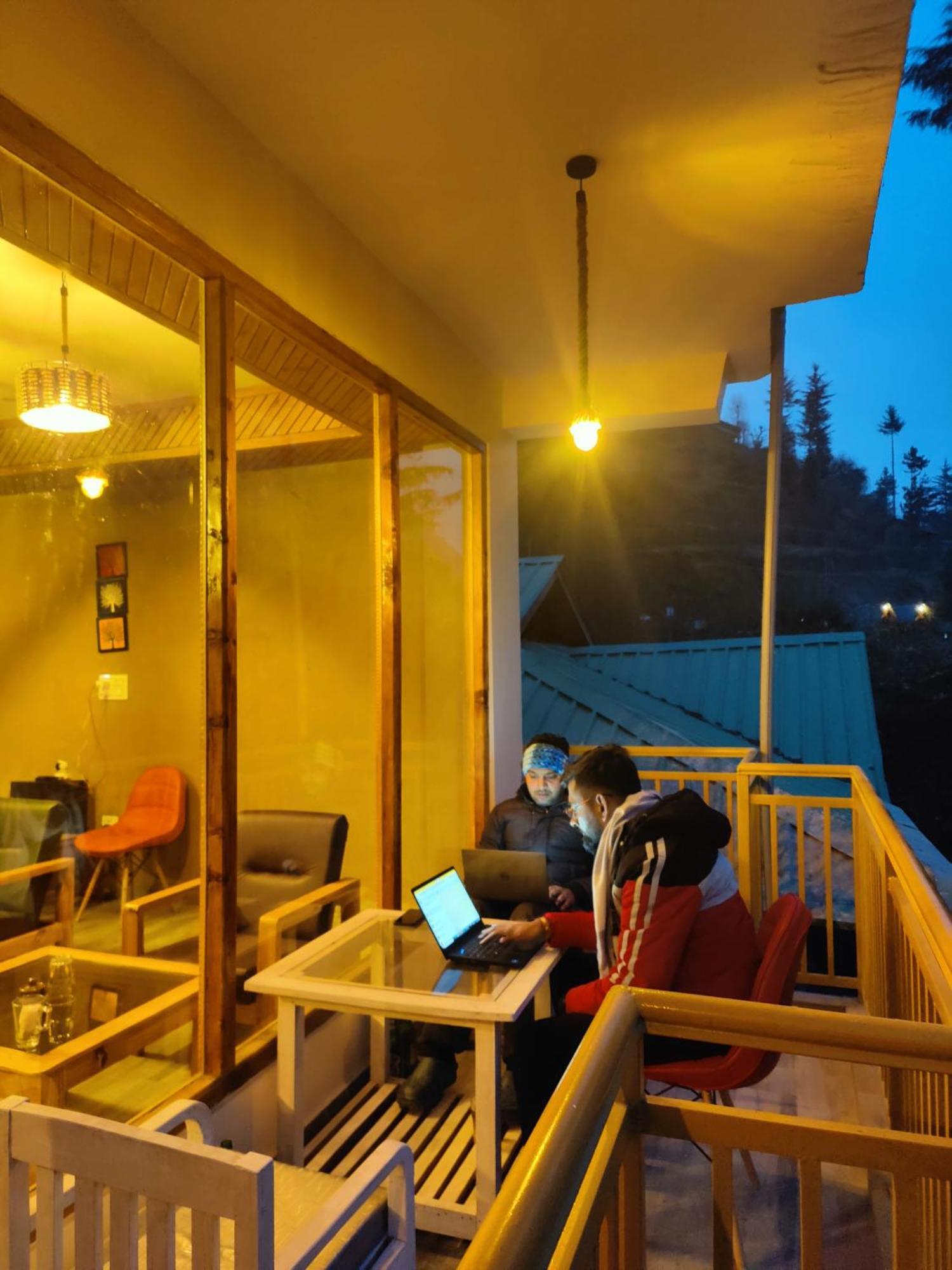 The Woodpecker Inn & Cafe, Jibhi Exterior foto