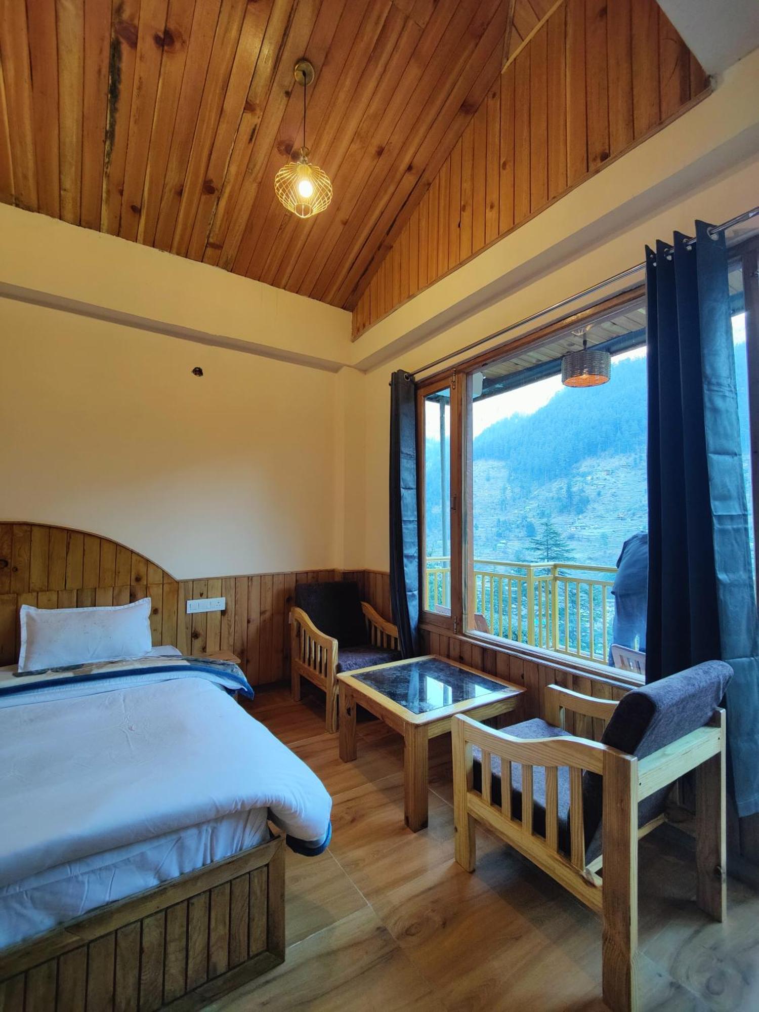 The Woodpecker Inn & Cafe, Jibhi Exterior foto